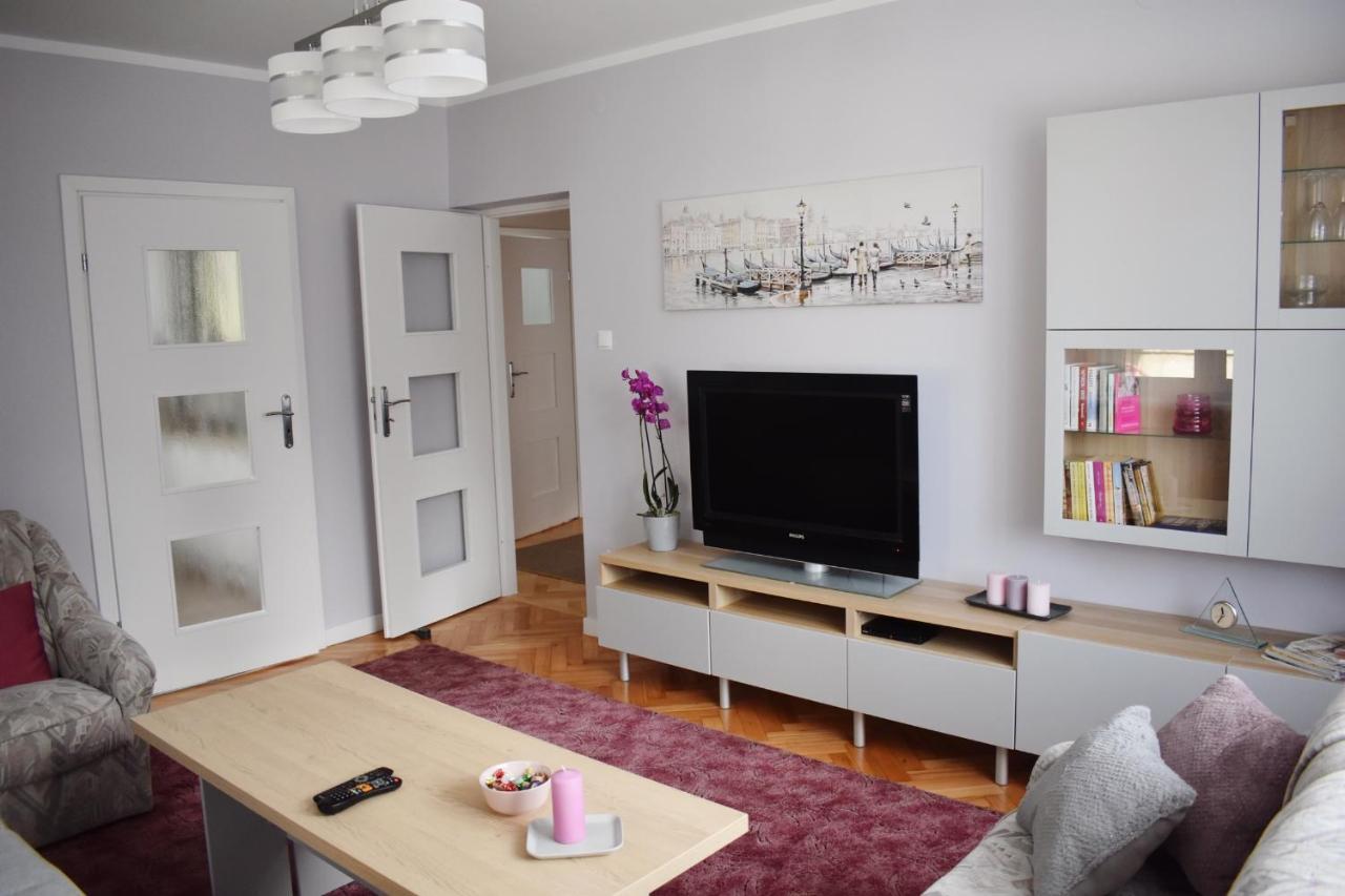 Cozy Apartment In Tarnów Exteriör bild